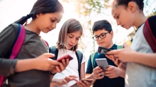 Do�um izni ve sosyal medyaya 15 ya� d�zenlemesi TBMM'de kabul edildi