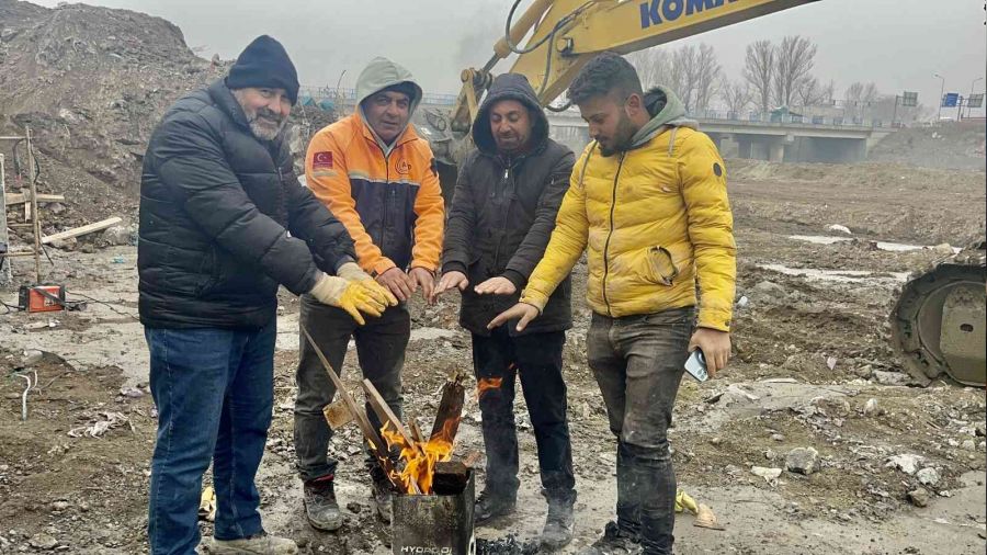 Dondurucu soğukta ateş yakıp ısındılar