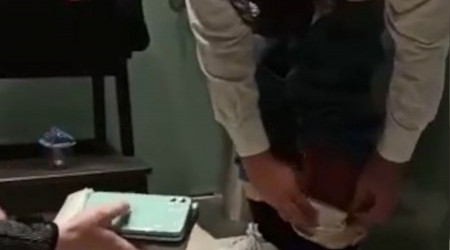 Dubai'den gelen yolcunun pantolonundan 50 adet cep telefonu çıktı