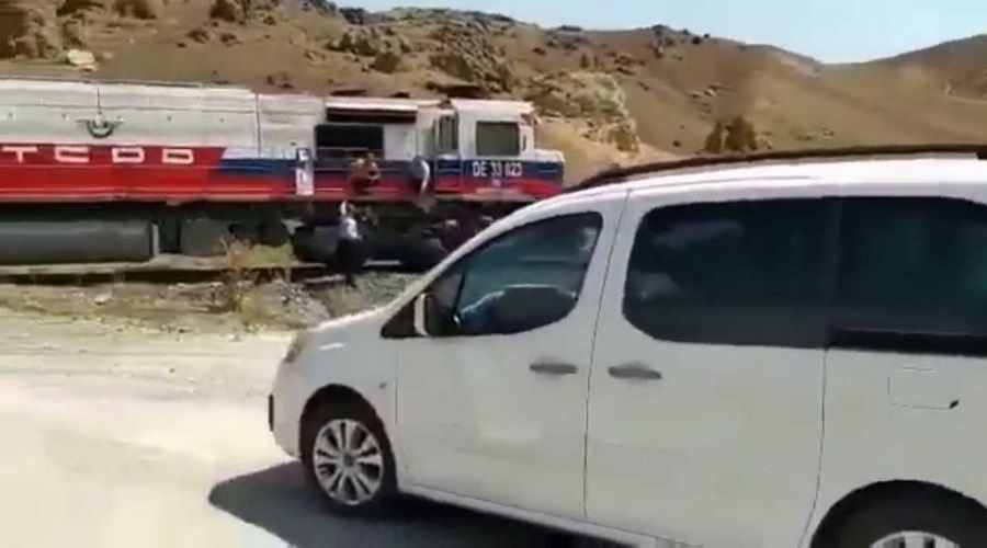 D���n konvoyunun �n�n� trenle kestiler