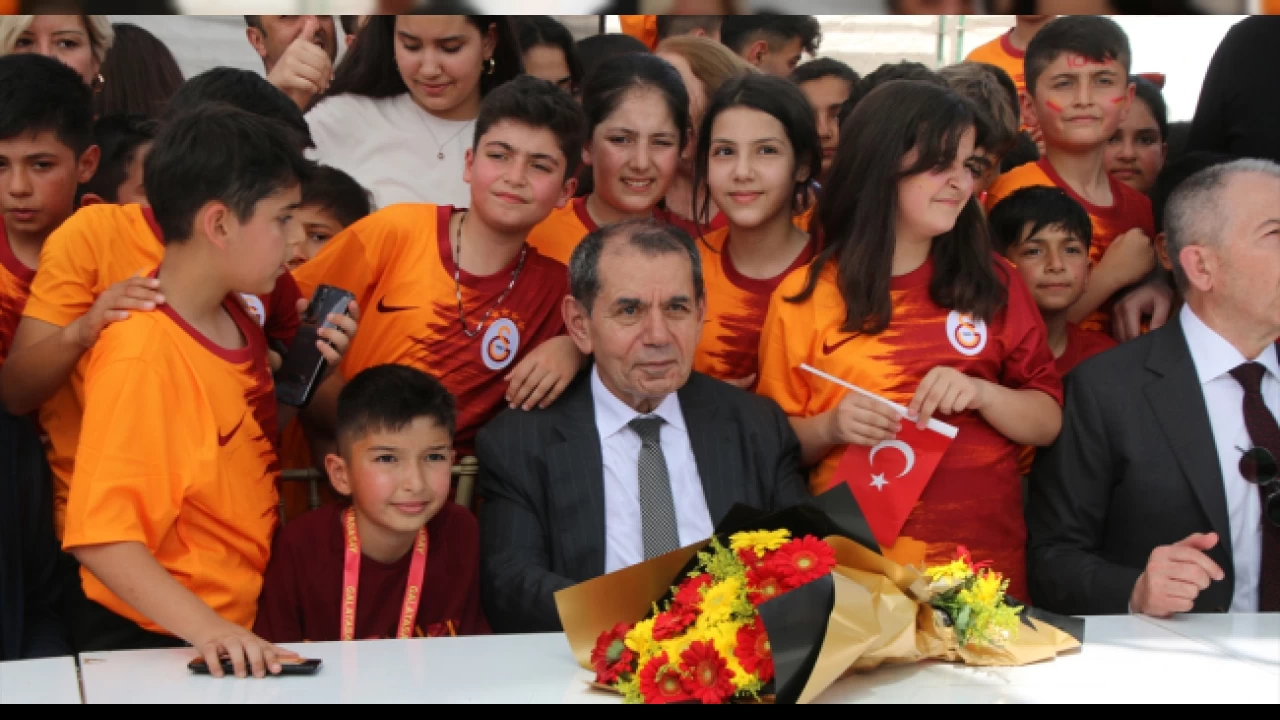 Dursun Özbek'ten deprem bölgesi özel ilgi