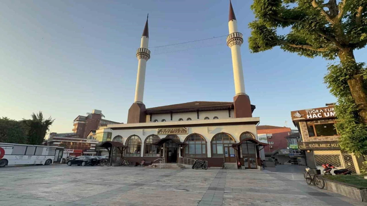 Düzce'de bayram namazında camiler doldu