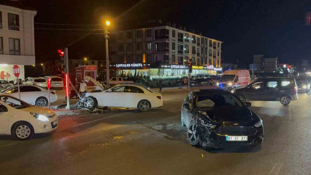 Düzce'de ışıklı kavşakta 2 araç çarpıştı: 4 yaralı