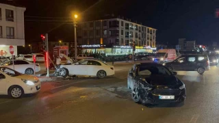 Düzce'de ışıklı kavşakta 2 araç çarpıştı: 4 yaralı