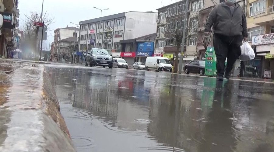 Düzce'de sağanak yağış etkili oluyor