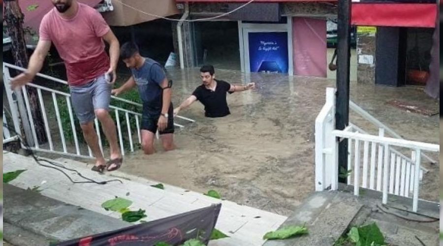 Edirne'de dükkanları sel suları bastı