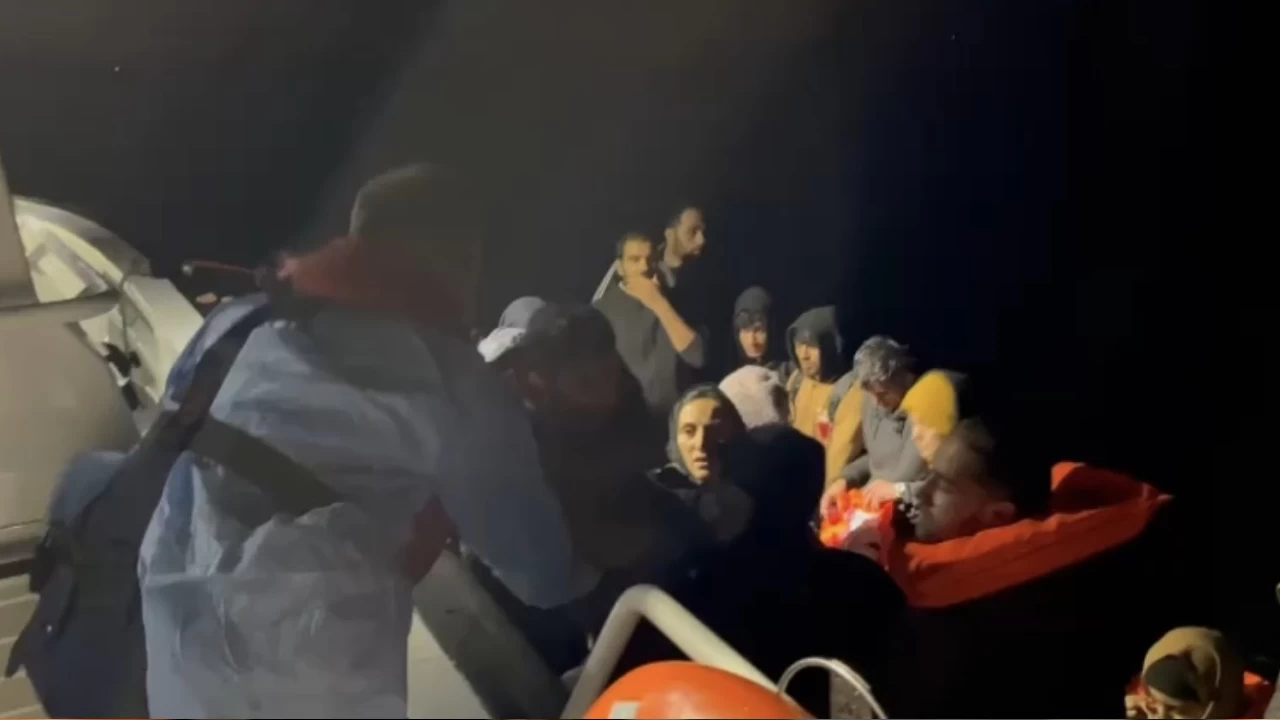 Ayvac�k a��klar�nda Yunanistan'�n �l�me terk etti�i 47 ka�ak g��men kurtar�ld�