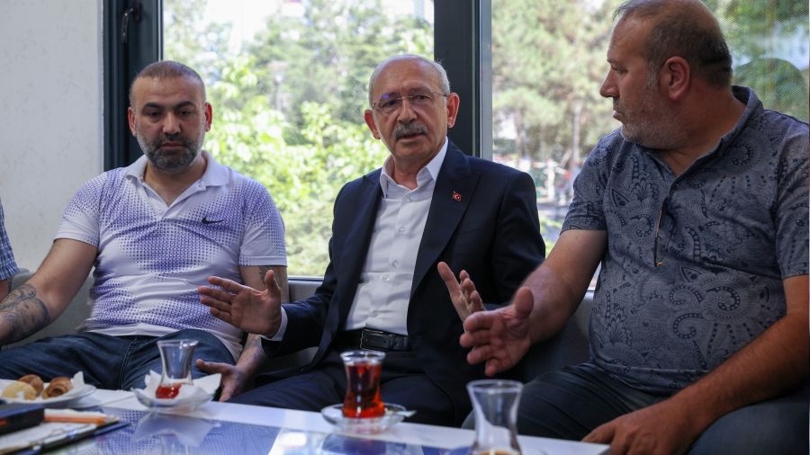 'Ekonomiyi yabancılara teslim ettiler, onların taleplerini yerine getiriyorlar'