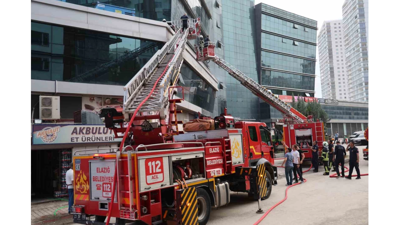 Elaz��'da plazada yang�n pani�i