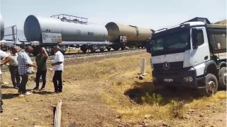 Elaz'da tren kamyona arpt: 1 yaral