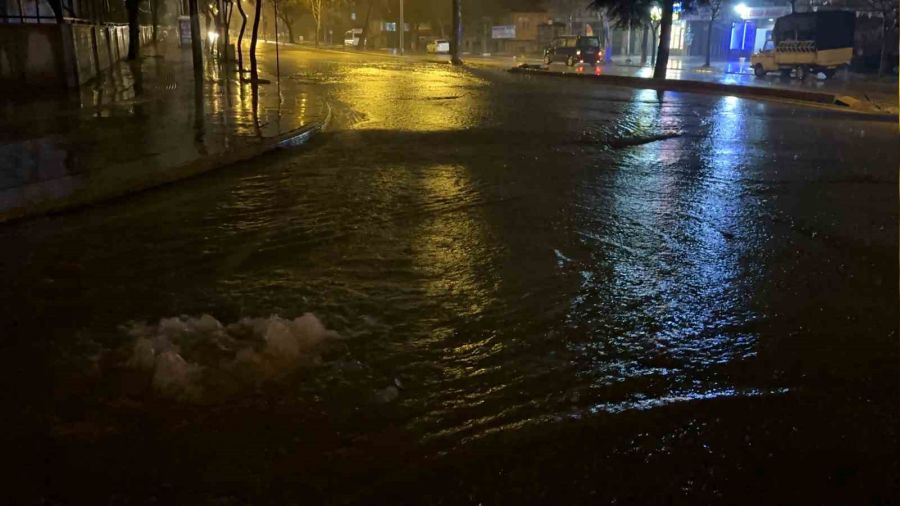 Elazığ'da yollar göle döndü