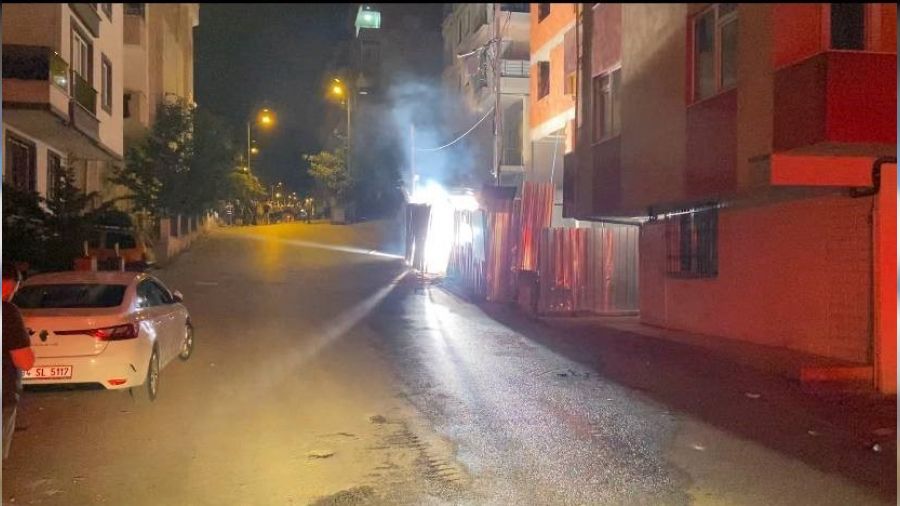 Elektrik panosu patlad�, ��kan k�v�lc�mlar soka�� b�yle ayd�nlatt�
