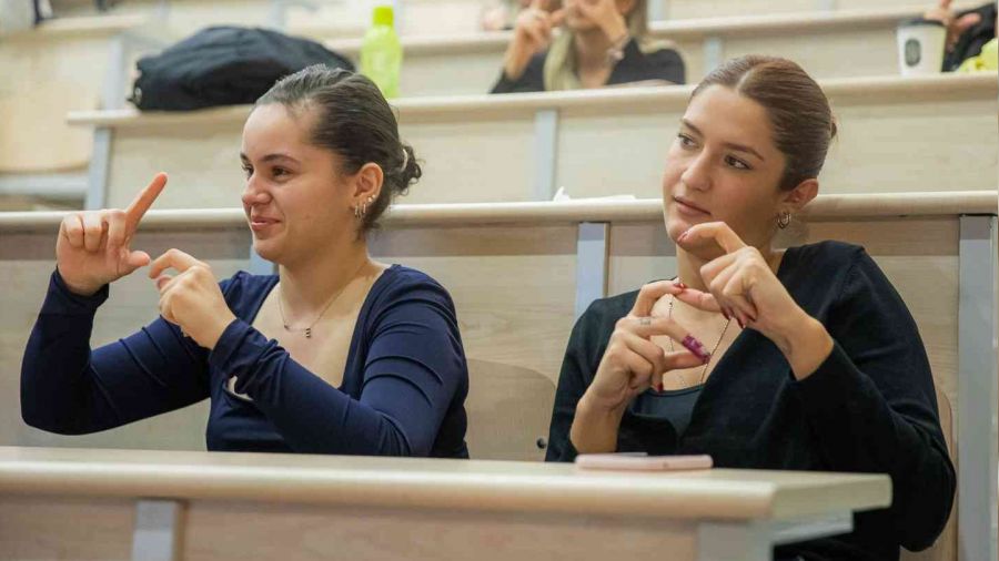 Elleriyle konu�may� ��rendiler