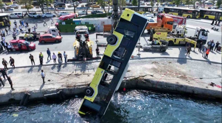 Eminönü'ne otobüs 6 saat çalışmayla denizden çıkarıldı