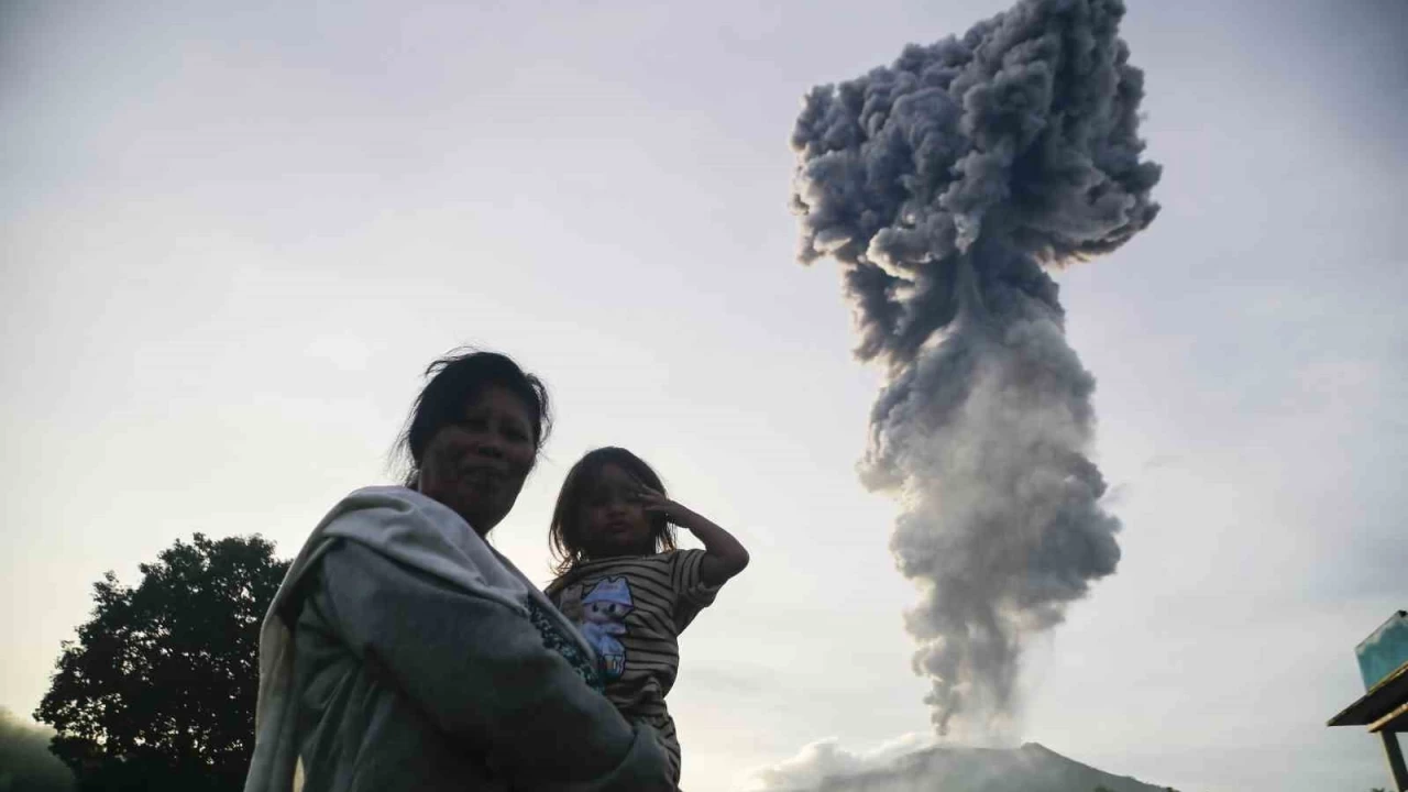 Endonezya'da yanarda� alarm�: Tahliyeler ba�lad�