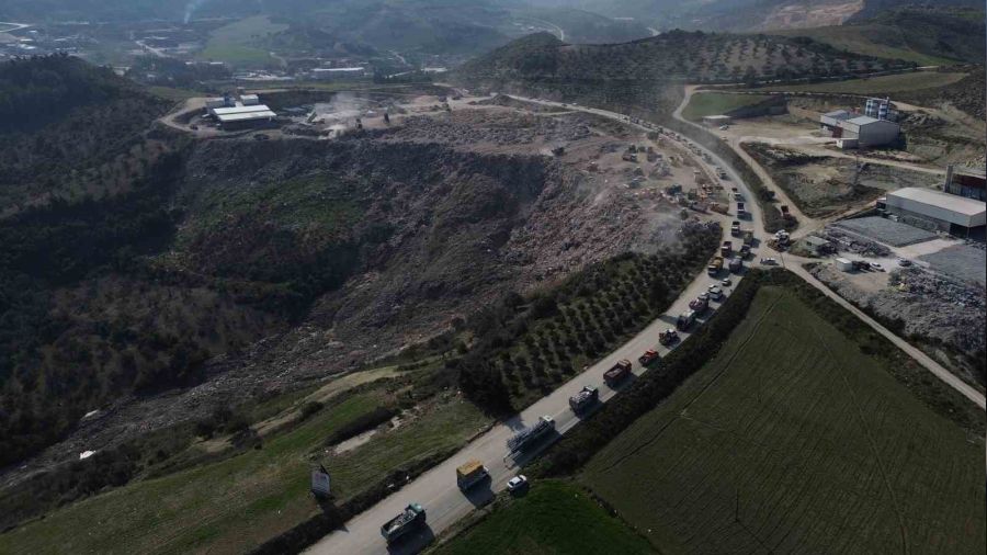 Enkaz taşıyan hafriyat kamyonları kuyruk oluşturdu