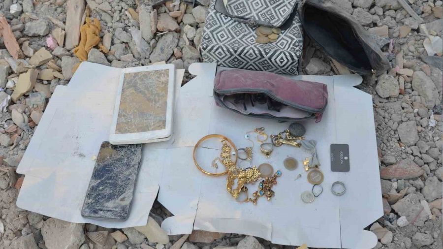 Enkazdan ��kan ziynet e�yalar� teslim edildi