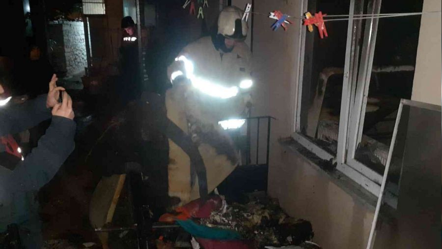 Erdek'te elektrikli battaniye evi küle çevirdi