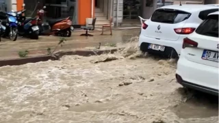 Erdek'te sağanak yağış sonrası Hükümet Caddesi göle döndü