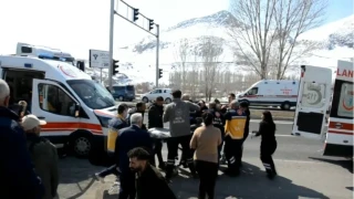 Erzincan'da ambulans ile t�r �arp��t�