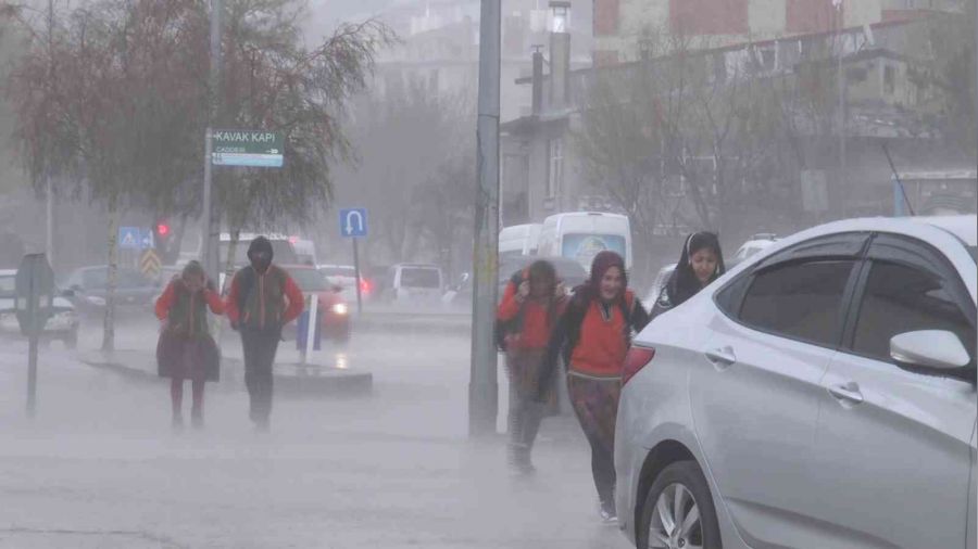 Erzurum'da dolu ve saanak ya etkili oldu