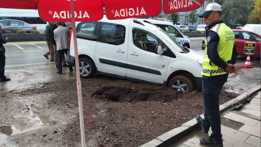 Erzurum'da sağanak hayatı felç etti