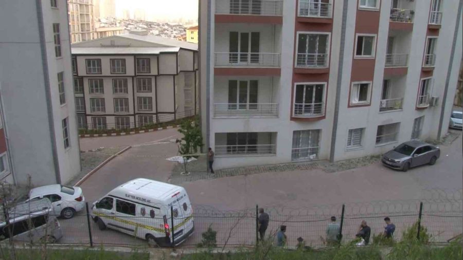 Esenyurt'ta lüks sitenin camından düştü