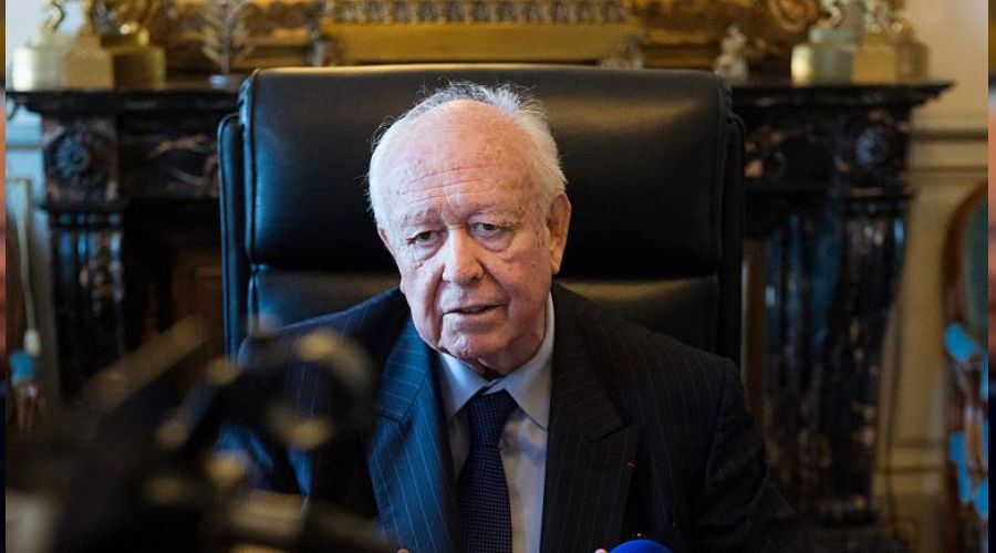 Eski belediye ba�kan�na yolsuzluktan g�zalt�!