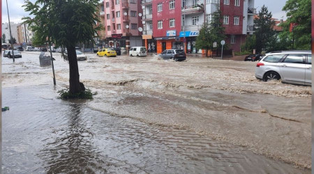 Eskişehir'de 10 dakikalık yağmur hayatı felç etti