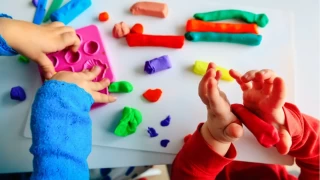 Evde oyun hamuru yapımı çocuklar için eğlenceli bir Alternatif