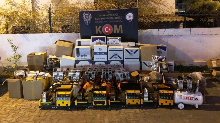 Evini sigara fabrikasına çevirmiş