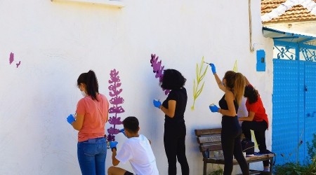 Evlerin duvarlarında Lavanta figürleri