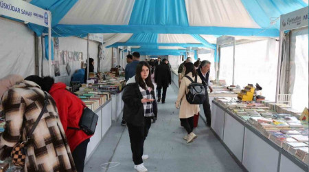 Eyüpsultan'daki kitap fuarı kitapseverlerin buluşma noktası halinde geldi