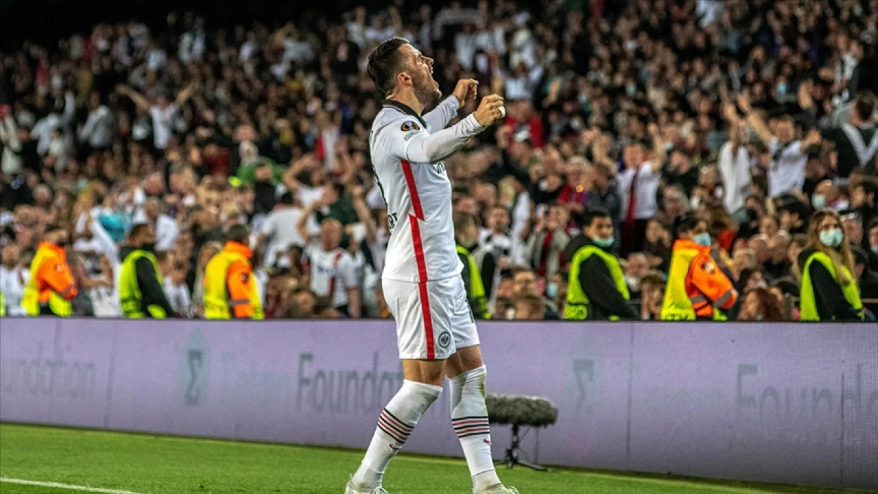 Ezeli rakipler Juventuslu oyuncunun peşinde