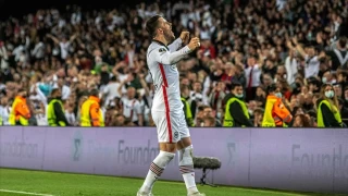 Ezeli rakipler Juventuslu oyuncunun peşinde