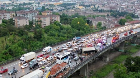 Feci kazanın kapattığı TEM'in İstanbul istikameti 8 saat sonra trafiğe açıldı
