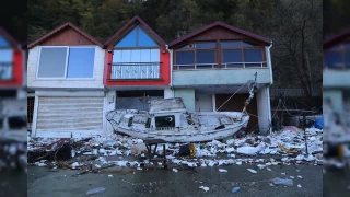 Fırtınada oluşan dalgalar balıkçı barınaklarına zarar verdi