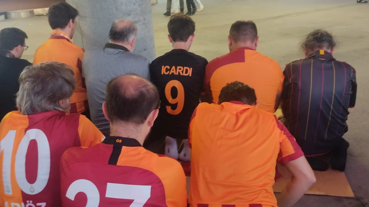 Galatasaray stadında beton üstünde cemaatle namaz kılan taraftar mescit istedi