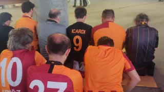 Galatasaray stadında beton üstünde cemaatle namaz kılan taraftar mescit istedi