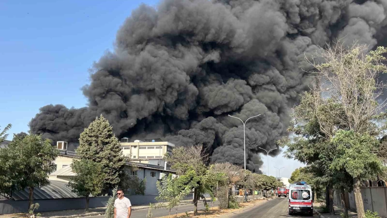 Gaziantep'te geri dönüşüm tesisinde büyük yangın