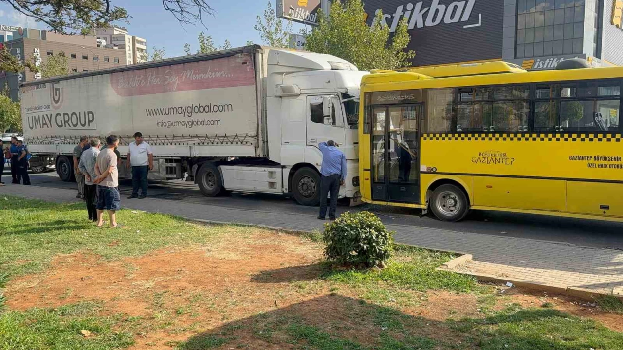 Gaziantep'te halk otob�s�ne t�r �arpt�: 2'si a��r 3 yaral�
