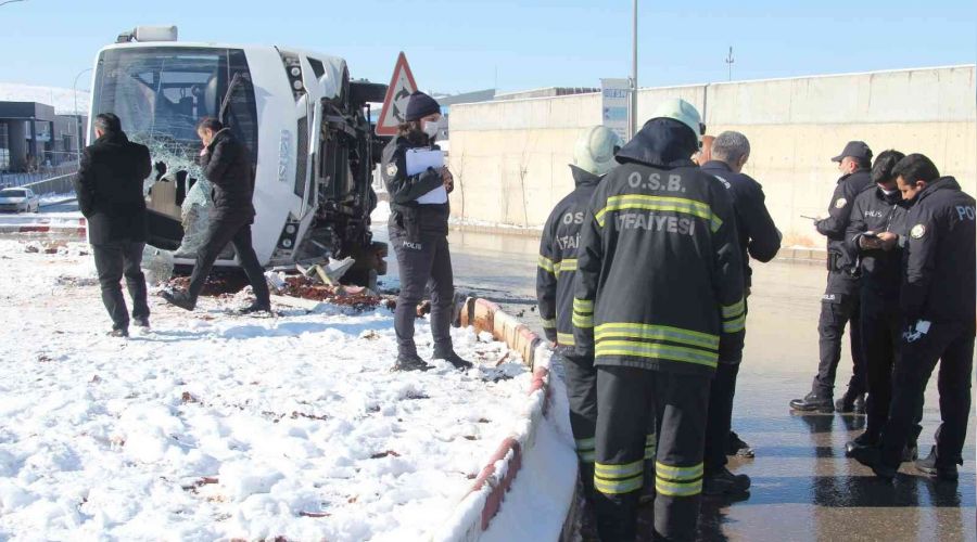Gaziantep'te işçi servisi devrildi