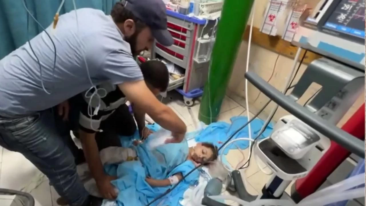 Gazze'de yaral� �ocu�a imkans�zl�klar nedeniyle yerde m�dahale edildi