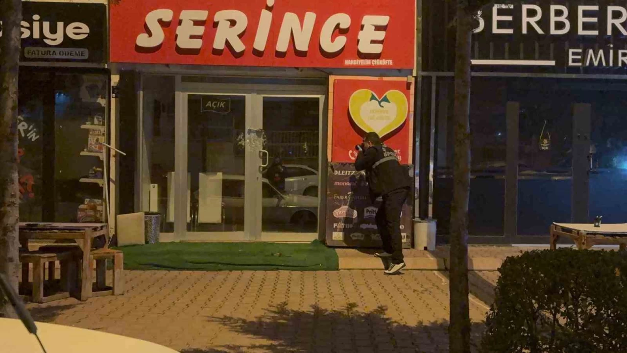 Gece yars i kfte dkkann kurunlayp, katlar