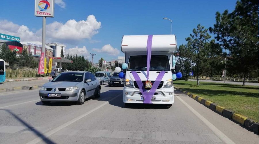 Gelin arabası olarak karavanı seçtiler