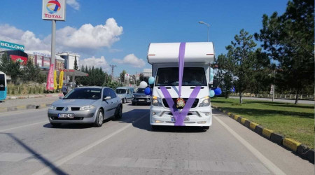 Gelin arabası olarak karavanı seçtiler