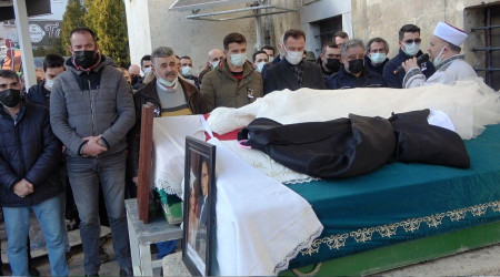 Gelinlik ve damatlık tabutlarına örtü oldu