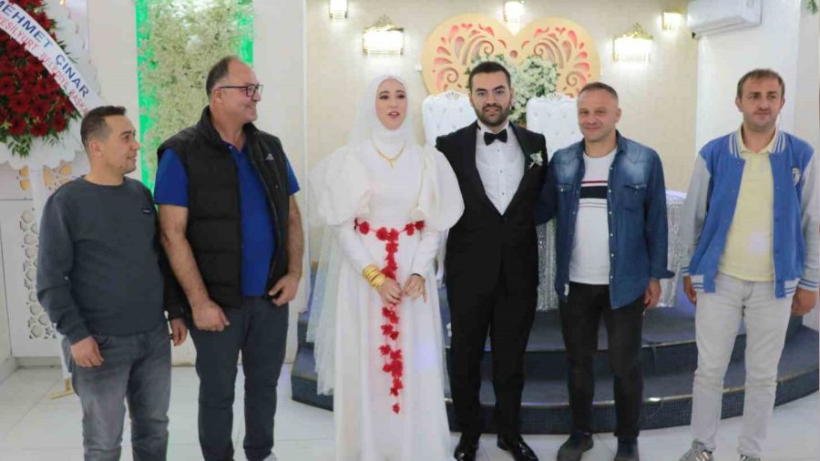 Genç kızın ailesinin cenazesini enkazdan çıkaran ekip onun düğününe de geldi