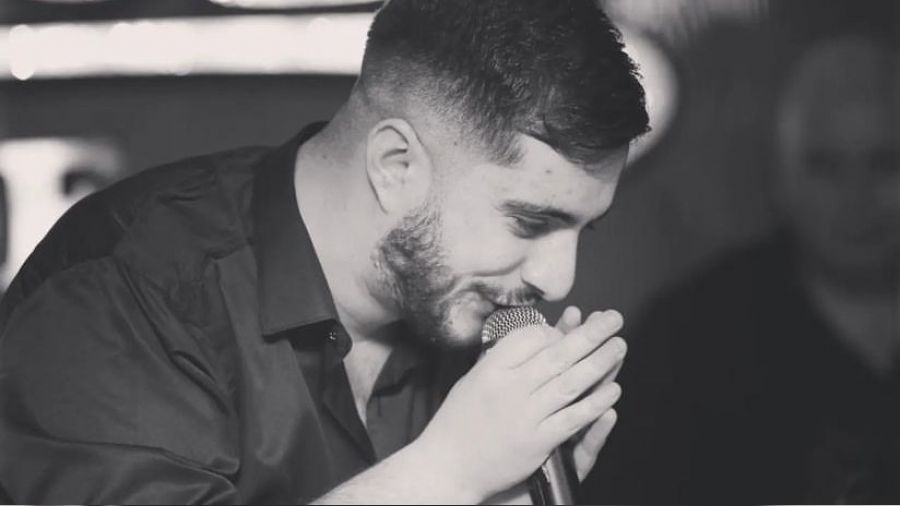 Genç şarkıcıya sahne çıkışı silahlı saldırı