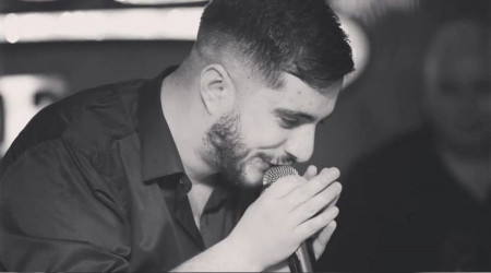 Genç şarkıcıya sahne çıkışı silahlı saldırı